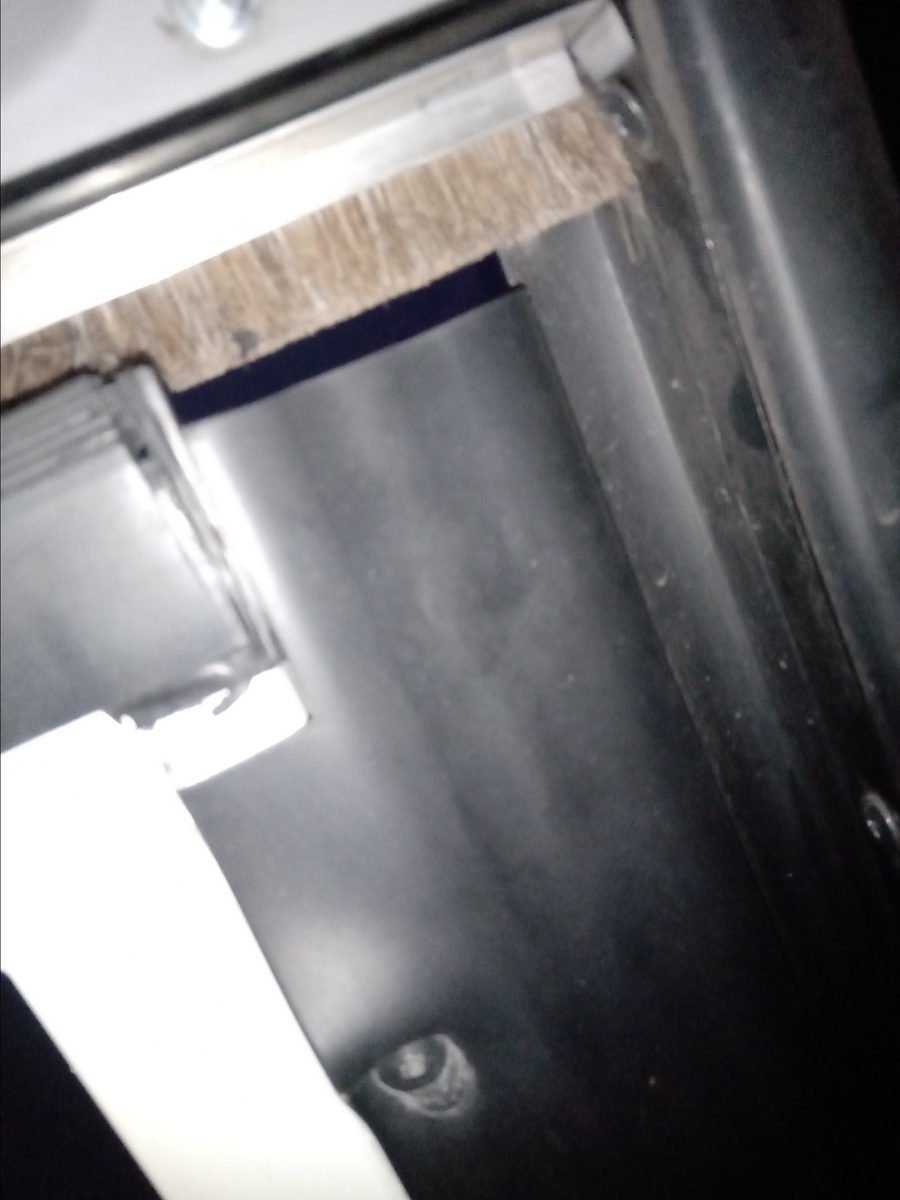 Неужели не видно, что уплотнитель не сидит на месте, герметик наляпан, нет же надо криво закрутить, оставив щель...