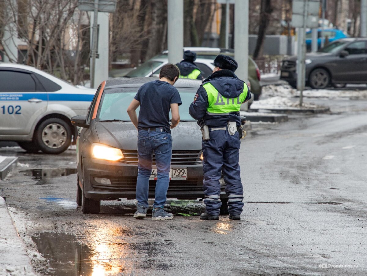 Водитель закрыл номер на авто, но всё равно попался инспектору ГИБДД ??‍♂️⛓