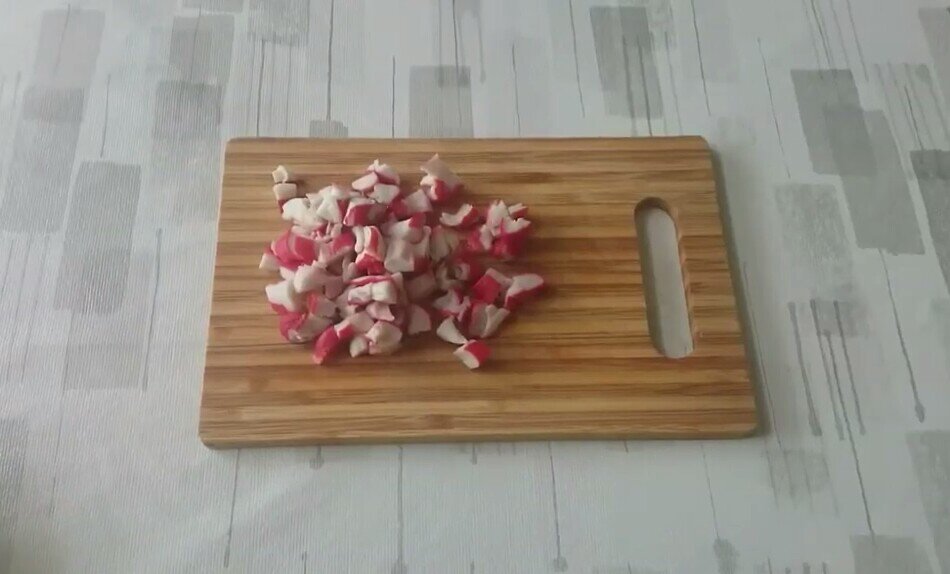 Нарезаем крабовые палочки 100 гр