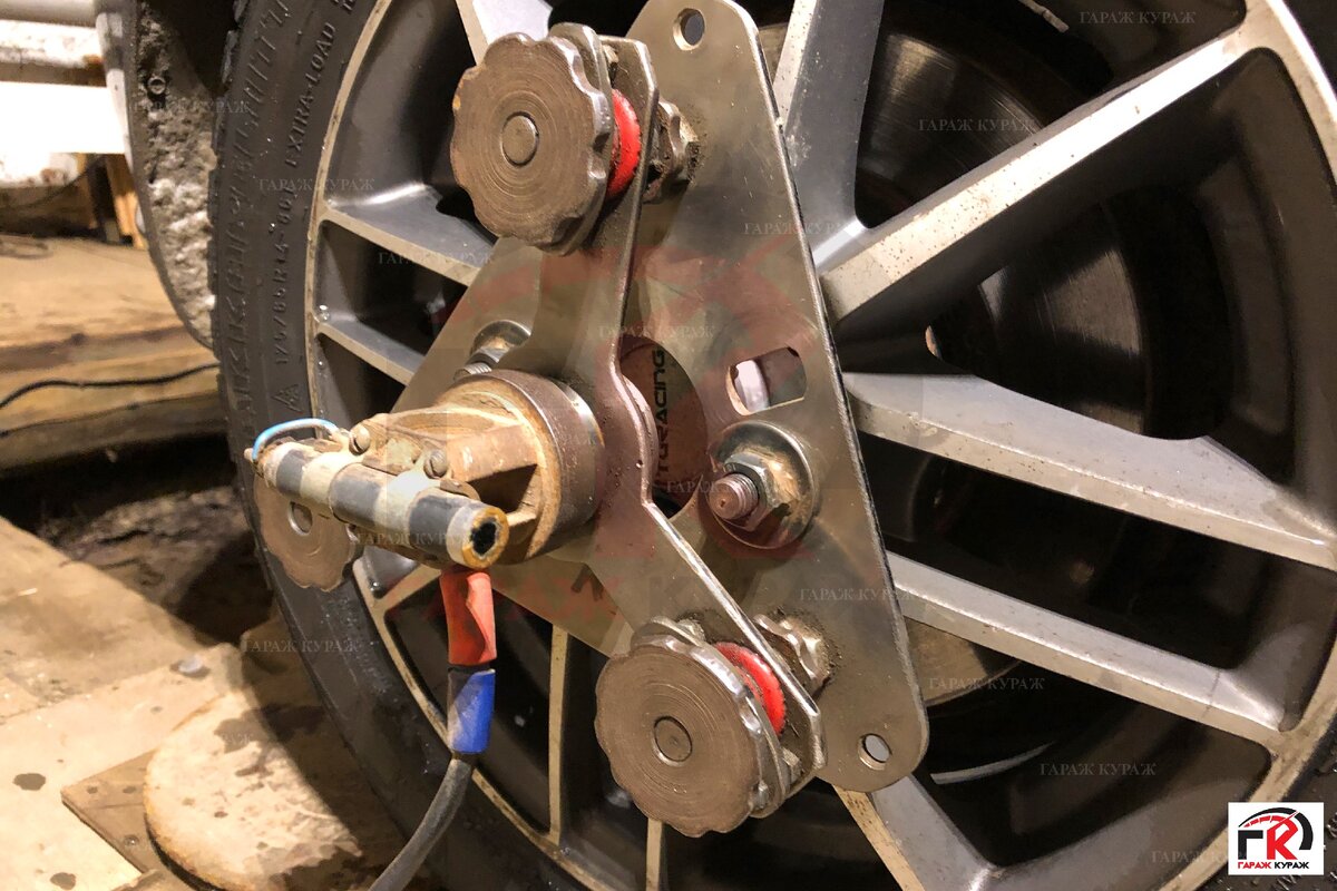 Стенд с обычными зелёными лазерами из Китая.