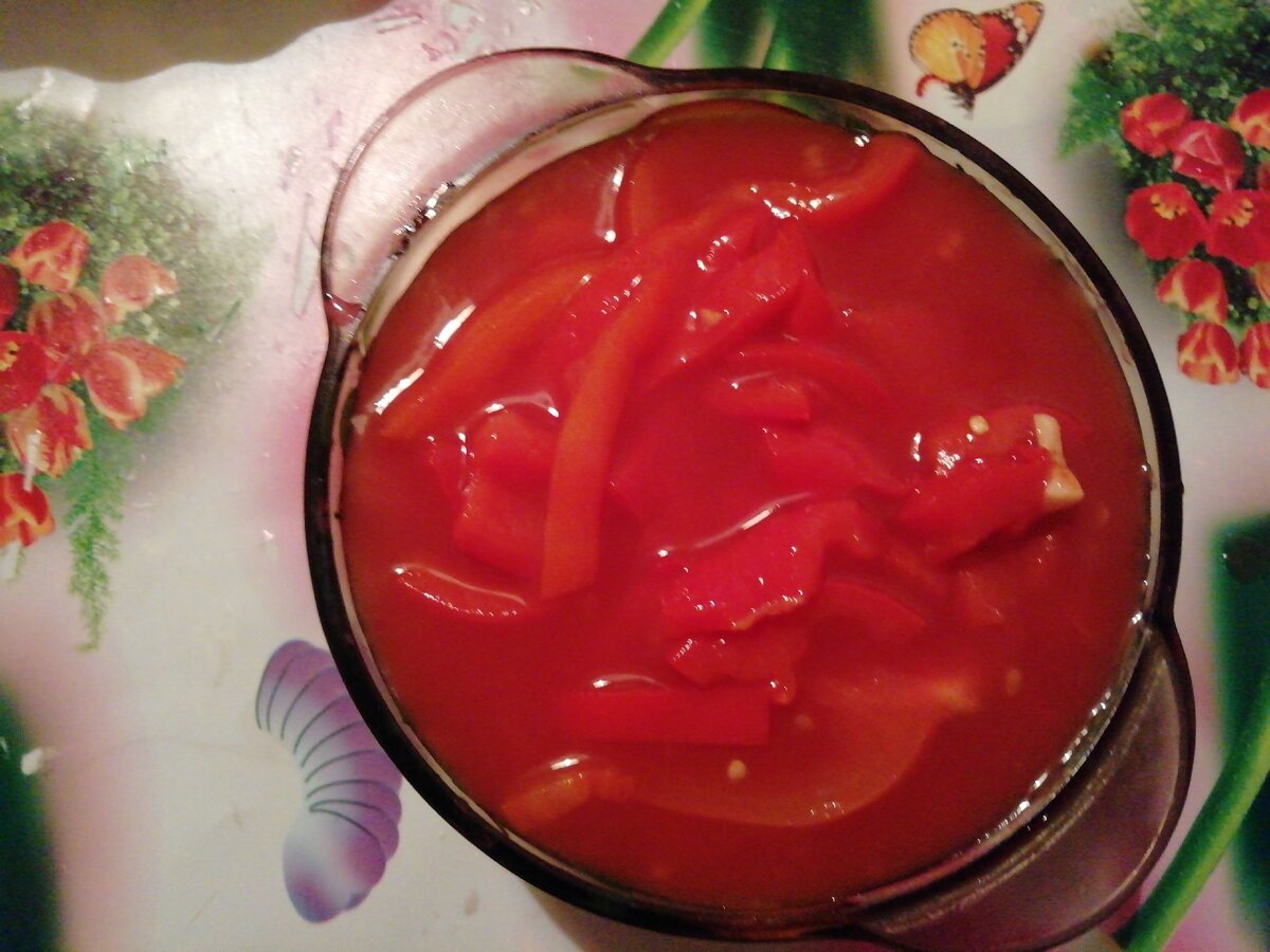 Так выглядит лечо, а на втором фото отдельно выложила помидоры, банка 750 гр.