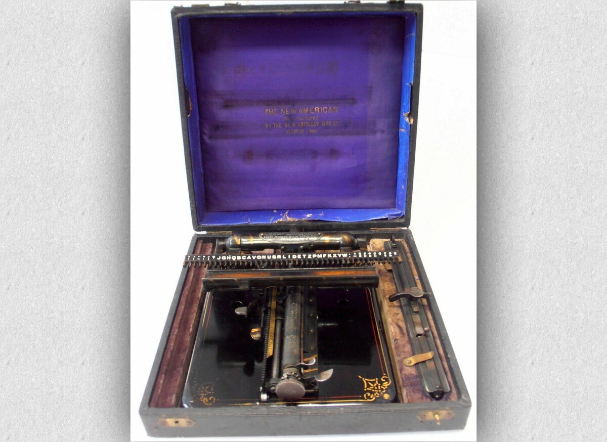 Старинная печатная машинка. Фотографий несколько, листайте галерею.