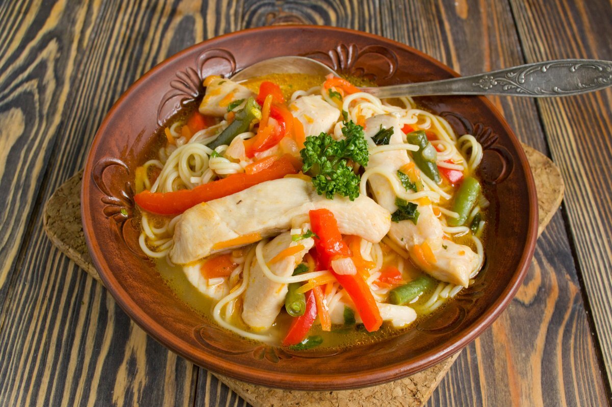 Подготовьте все необходимые ингредиенты. Куриное филе промойте, обсушите, удалите пленки и жилы.