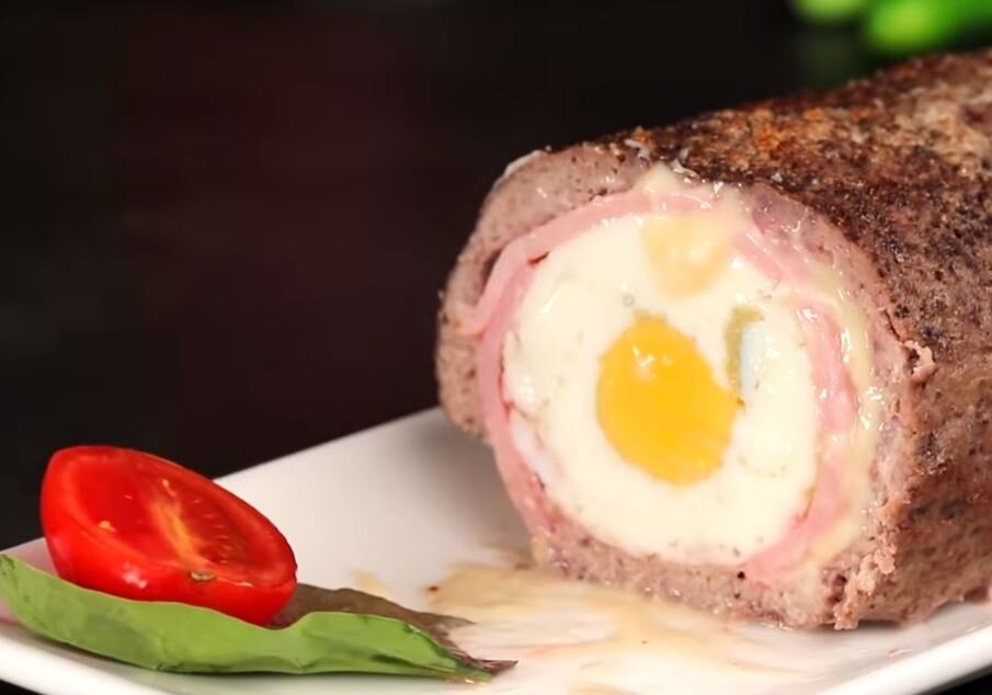 Аппетитный мясной рулет с ветчиной, яйцом и сыром