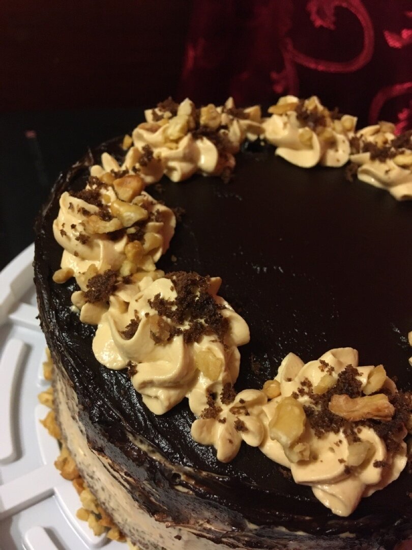 Карамельный крем на шоколадно-банановом торте. Приятного аппетита!