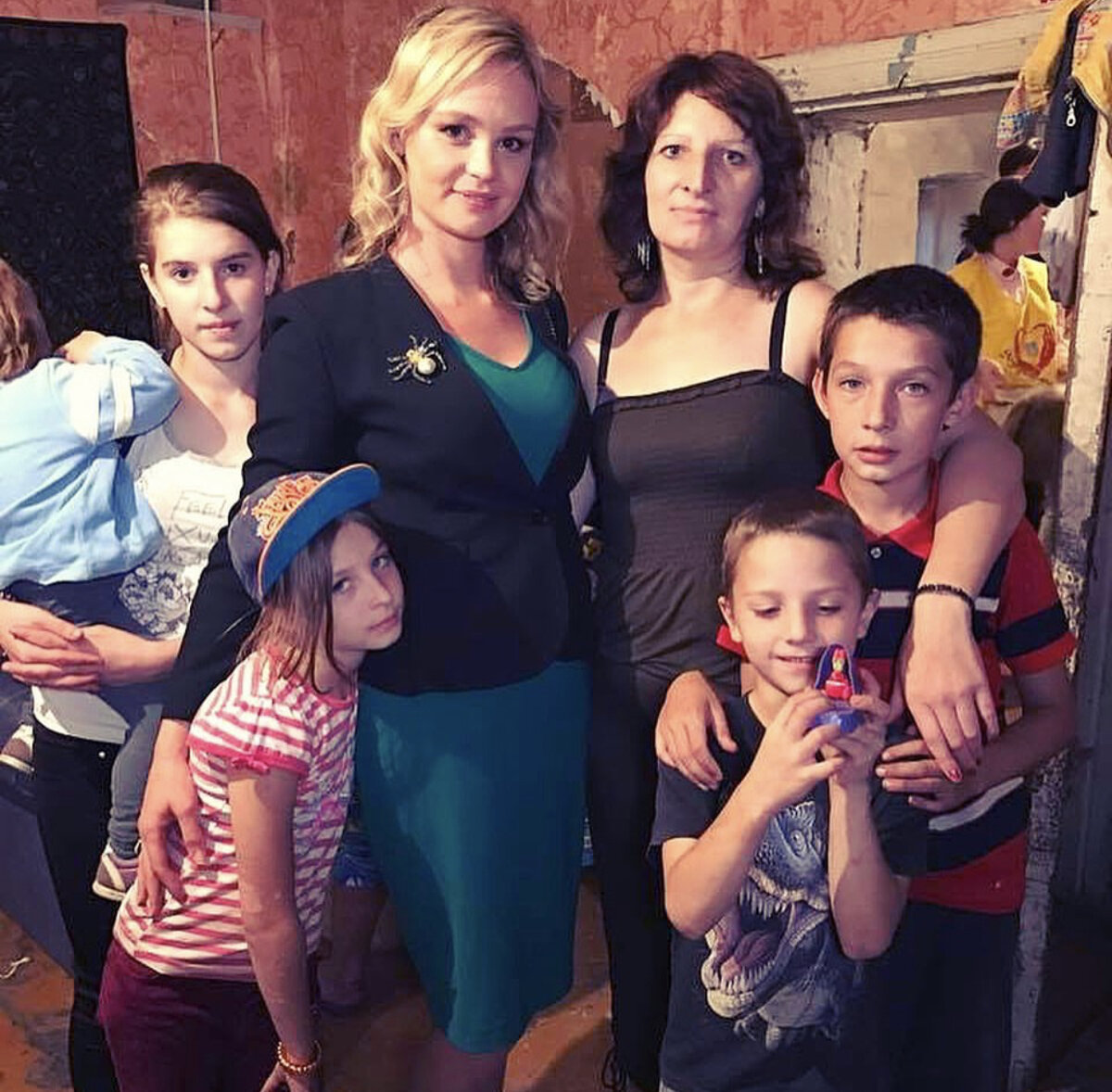 Надежда Юшкина переодически помогает этой семье. Фото из открытого источника.