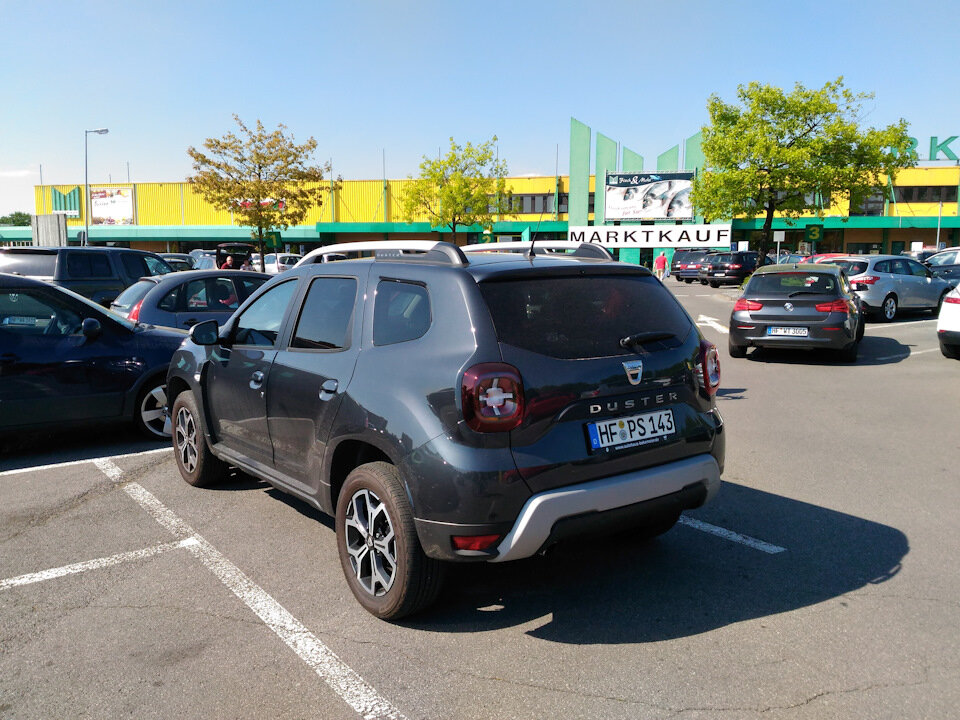 Полный размер
Зад машины опять какой то спорный вышел — но мне нравятся эти задние фонари "кресты".