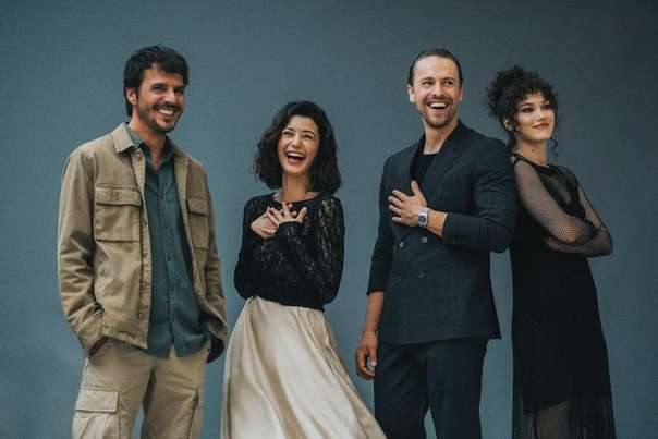 Сериал Дар. В главных ролях Берен Саат, Метин Акдюльгер, Мехмет Гюнсюр и Мелиса Шенолсун