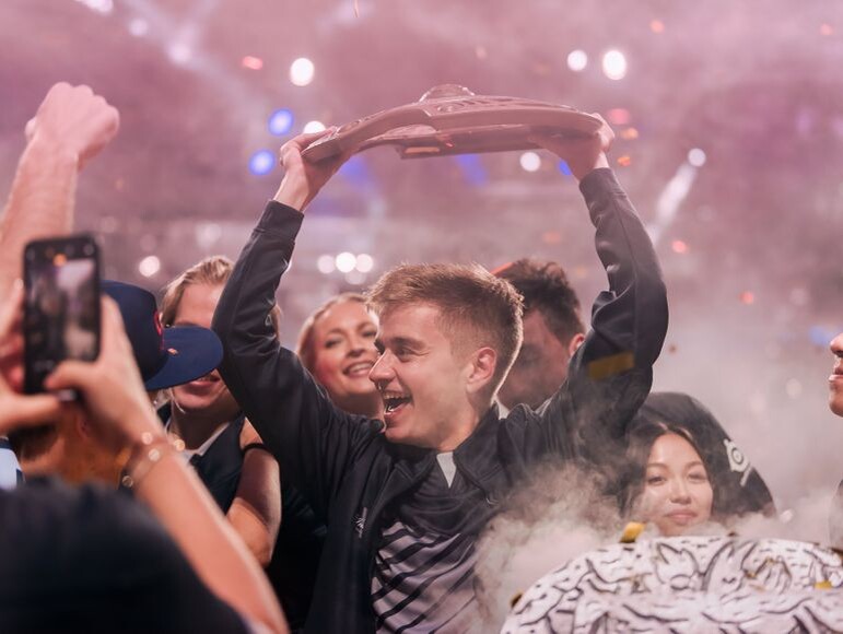 Йохан с трофеем TI9