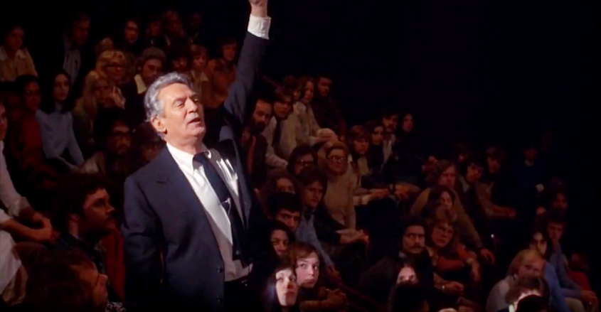 Ведущий Говард Били 