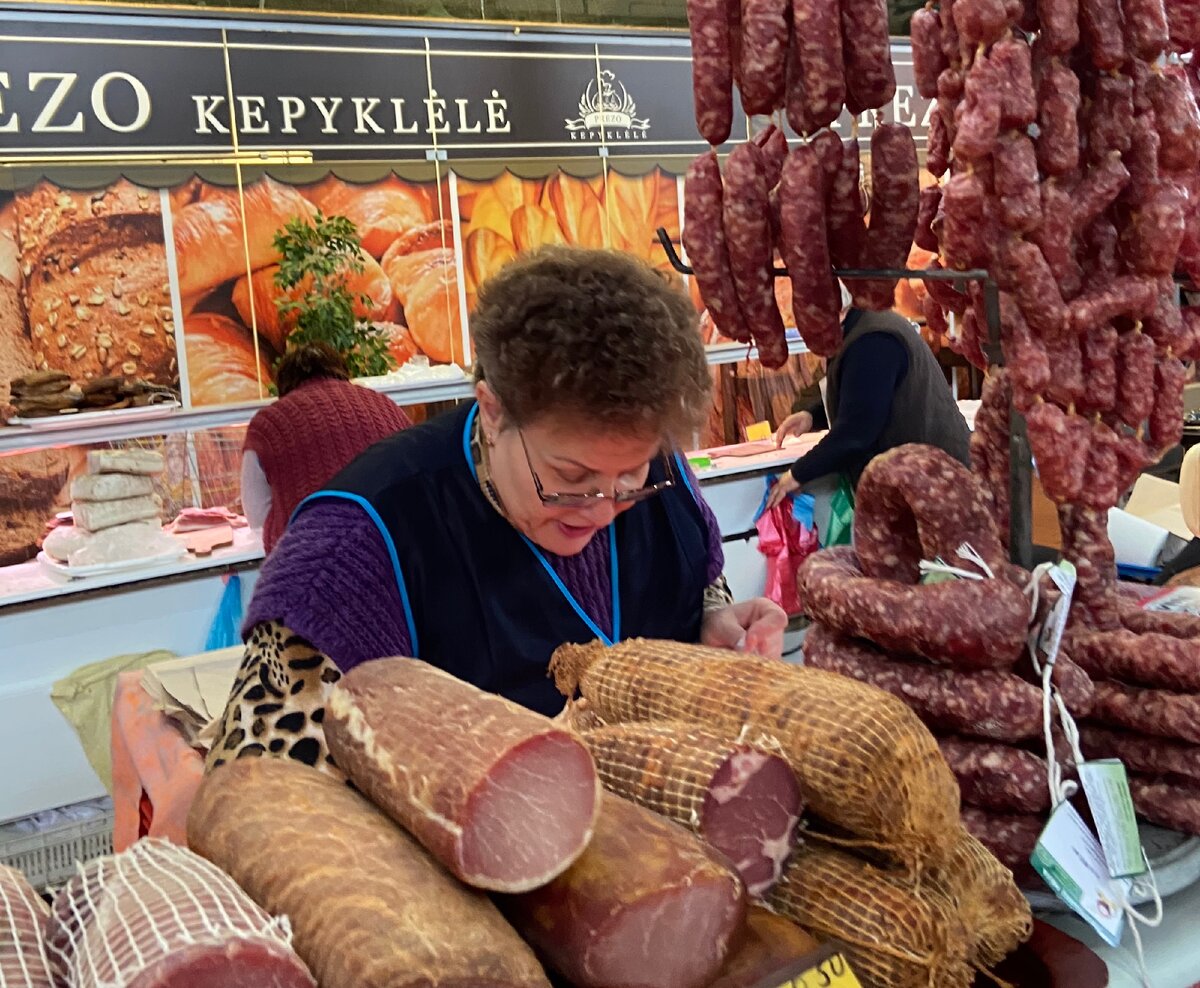 Отдал за «самую вкусную колбасу» 350 RUB. Показываю, что почём на литовском рынке