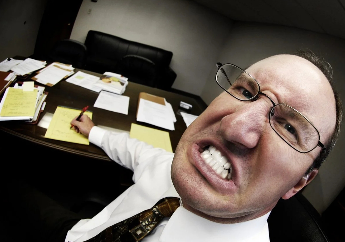 "Я уволю тебя, бездельник, где отчёт, сколько можно прохлаждаться?" 