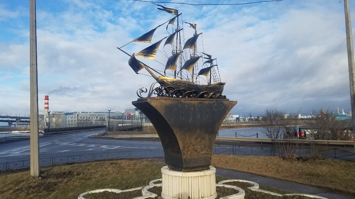 Вместо герба Ленинграда, сейчас установлен кораблик...