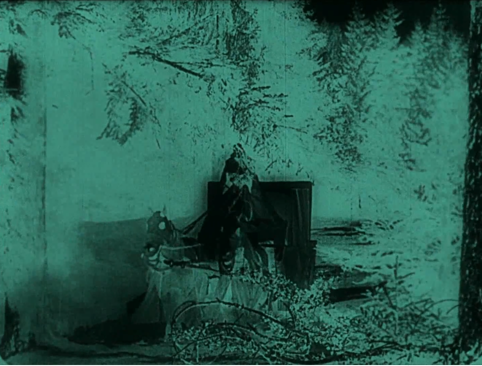 Адский экипаж везёт Хуттера в замок под съемку в негативе