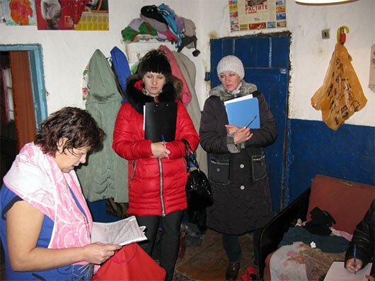 Так выглядят "органы": не очень молодые, не очень хорошо одетые женщины на тяжелой работе