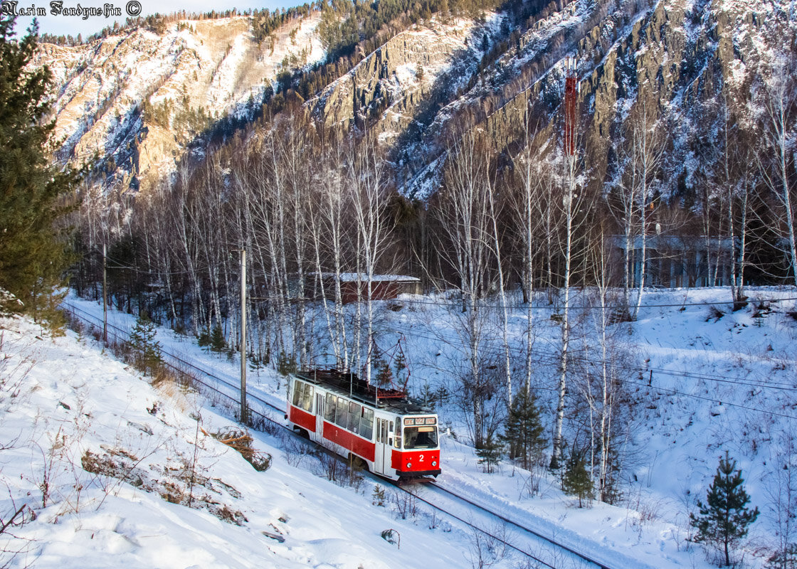 Черёмушкинский трамвай мчит вдоль гор. Фото: Максим Фандюшин