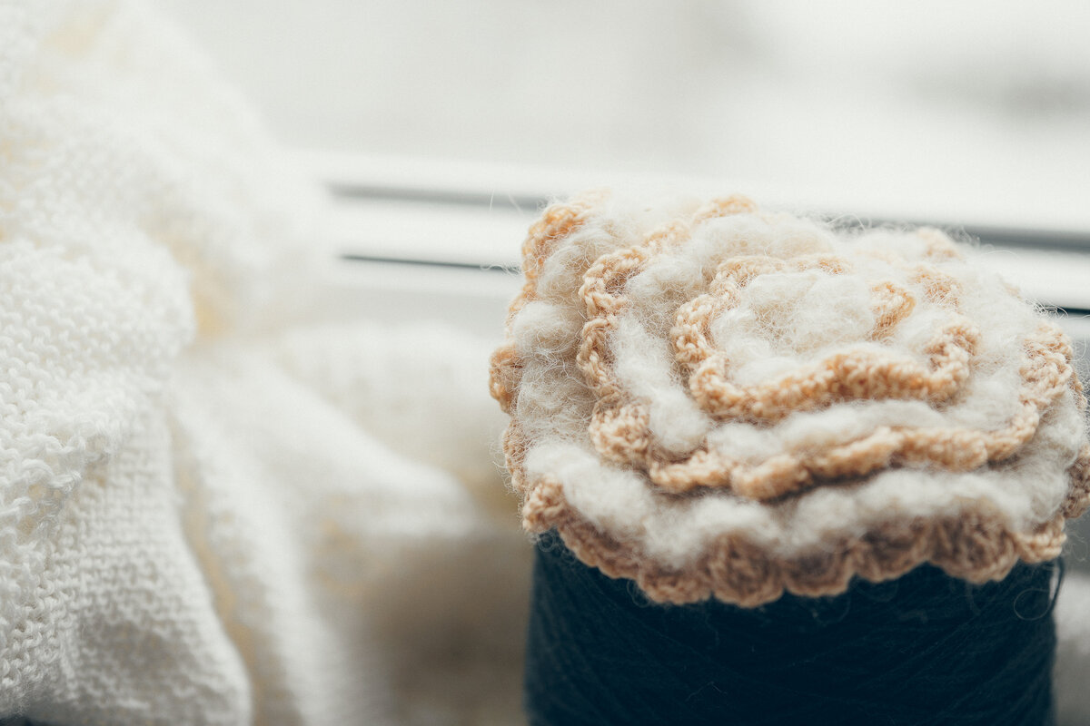 Брошь от джемпера из Drops Alpaca Silk