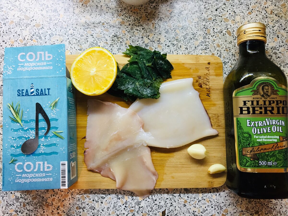 Для этого нам понадобиться, собственно, сам кальмар, пара зубчиков чеснока, соль, оливковое масло, лимон и зелень. 