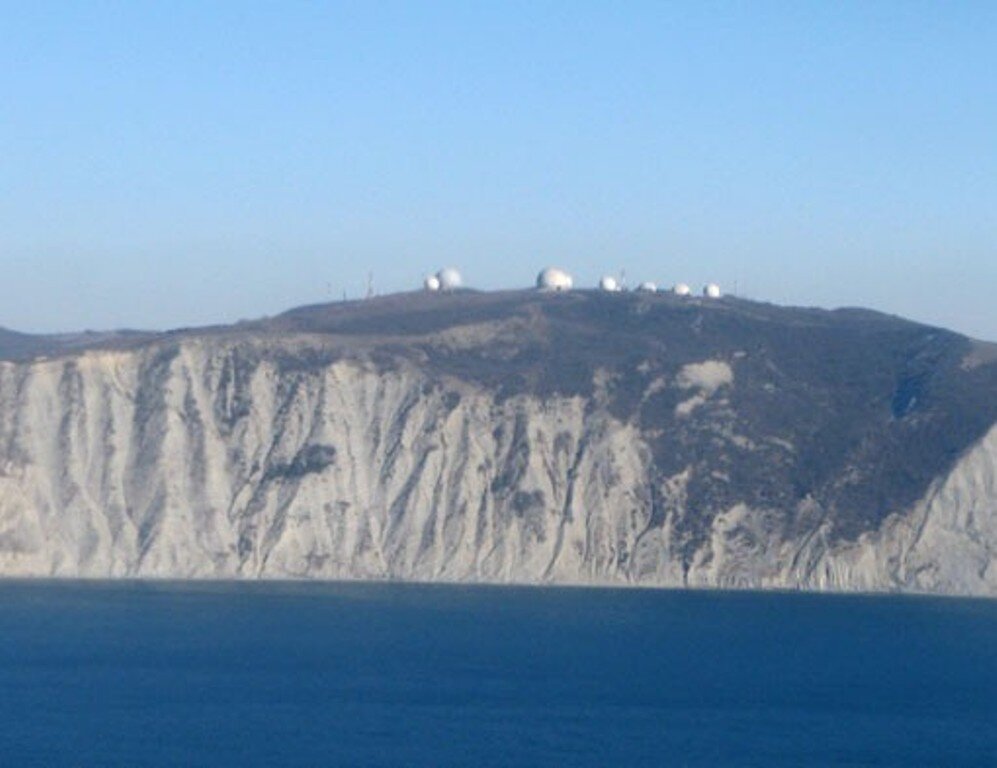 Колдун. Вид с моря Фото с сайта https://www.tourprom.ru/country/russia/novorossiisk/attraction/gora-koldun/photos-gora-koldun/