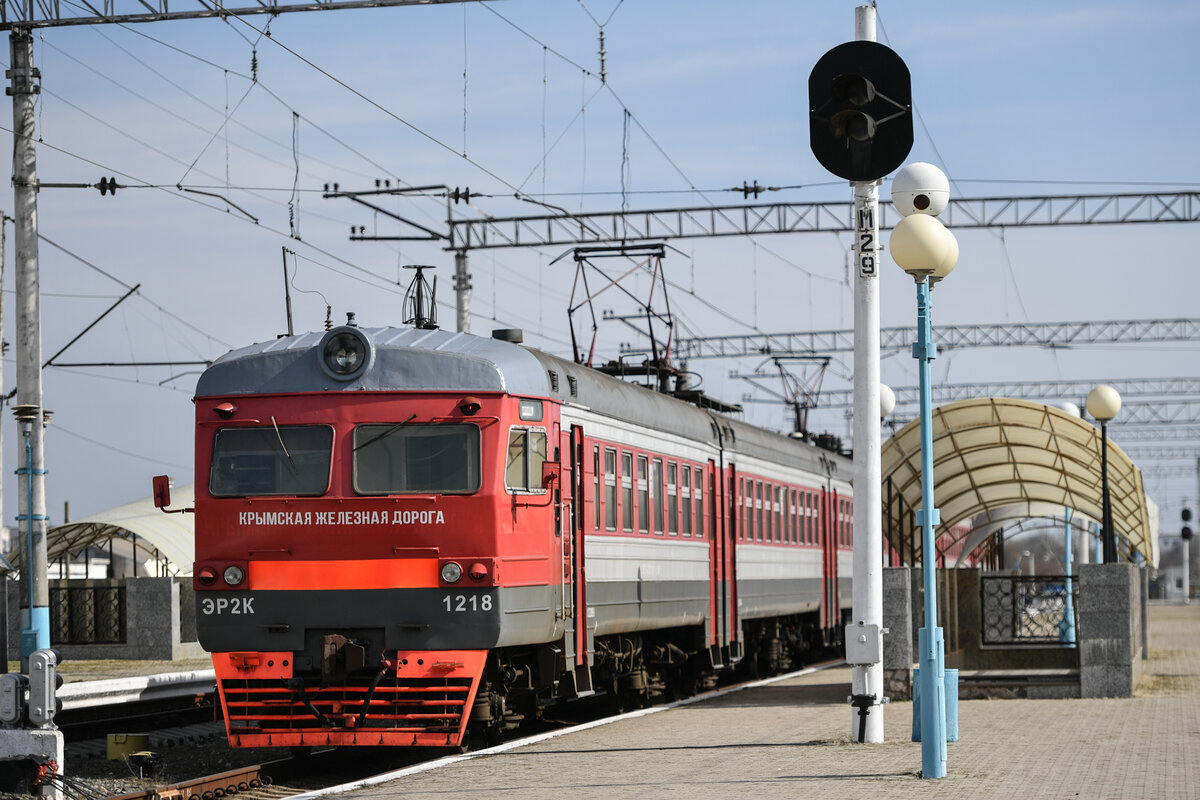 Электричка на железнодорожном вокзале Евпатории 