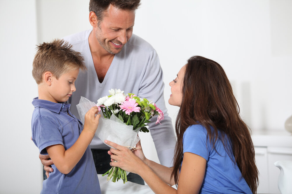 Воспитание женщины мужчиной. Маме дарят цветы. Папа дарит маме цветы. Дети дарят цветы. Мальчик дарит цветы маме.
