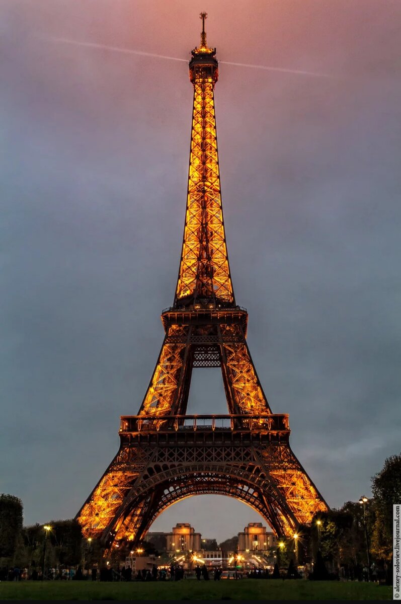 Эта Парижская достопримечательность известна всему миру. Башня, названная по имени своего создателя Гуюстава Эйфеля , была воздвигнута в 1889г. Она была в то время самым высоким сооружением, созданным человеком!