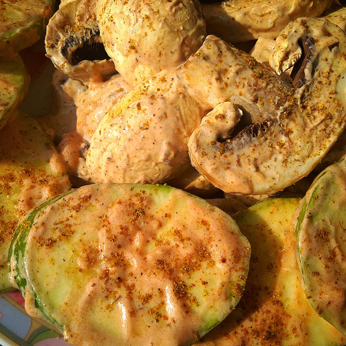 Маринованные цукини и шампиньоны.