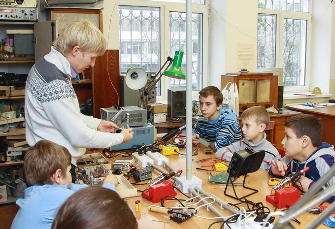 Урок робототехники (источник фото: p-blagovest.ru)