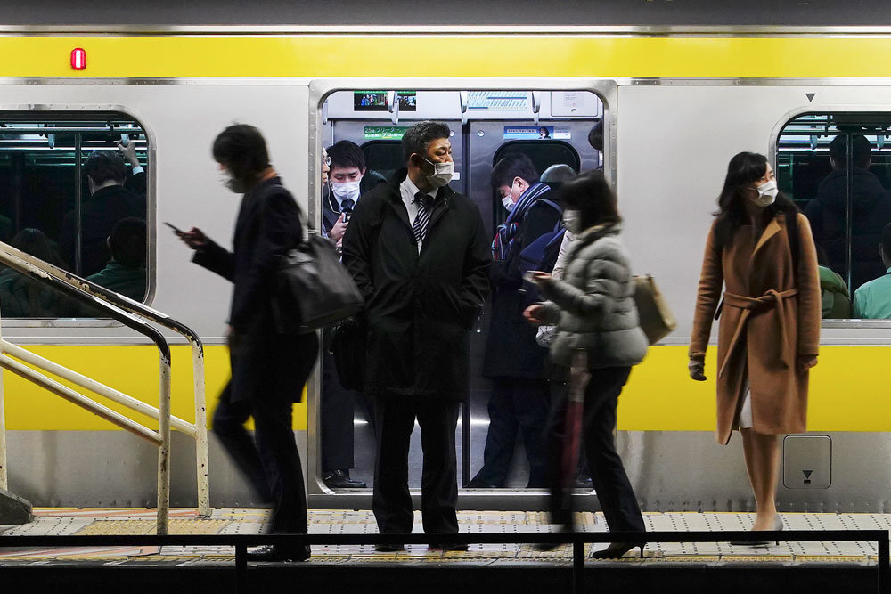  Несмотря на наличие коронавируса в  Японии, в стране не наблюдается паники. Вместо бесплодных тревог  дисциплинированные японцы предпочитают следовать инструкциям, применяя  простые, но эффективные способы для предотвращения распространения  заболевания.      Токийское метро.   Фото: AP /  Eugene Hoshiko    