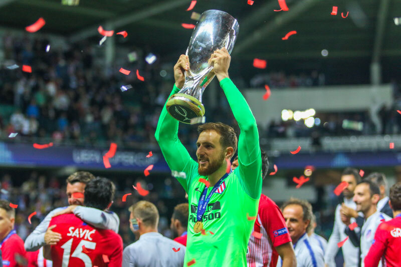 Ян Облак держит Суперкубок УЕФА, фото: shutterstock.com