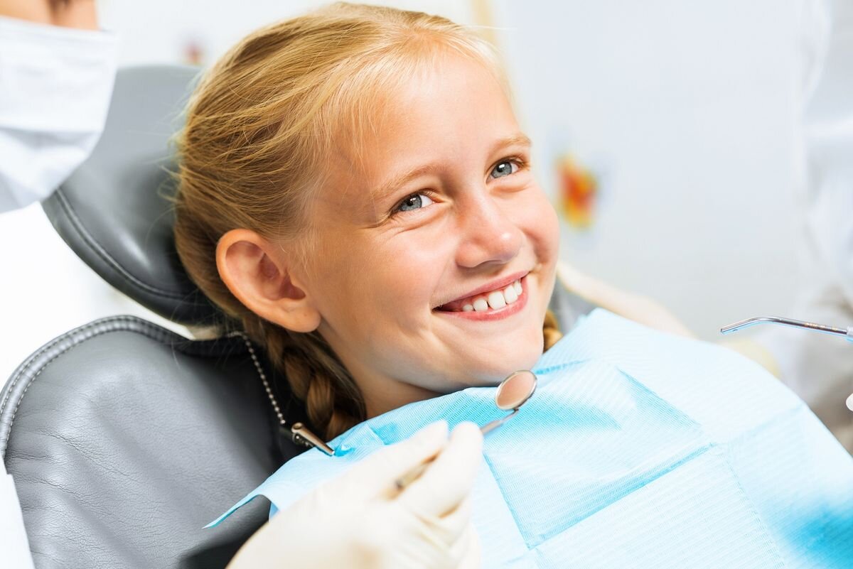 Детская стоматология толстого. Ребенок у стоматолога. Ребенок на приеме у стоматолога. Подросток у зубного.