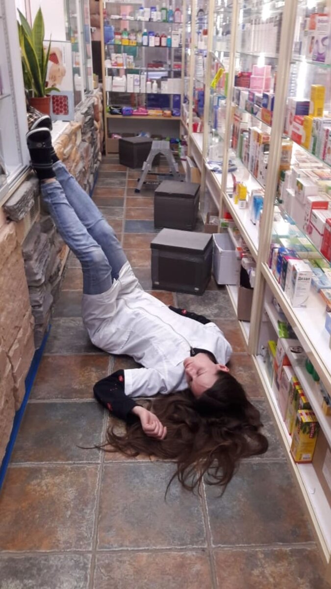 Безудержная работа не проходит бесследно. Ноги очень болят от 12-часового стояния на ногах.