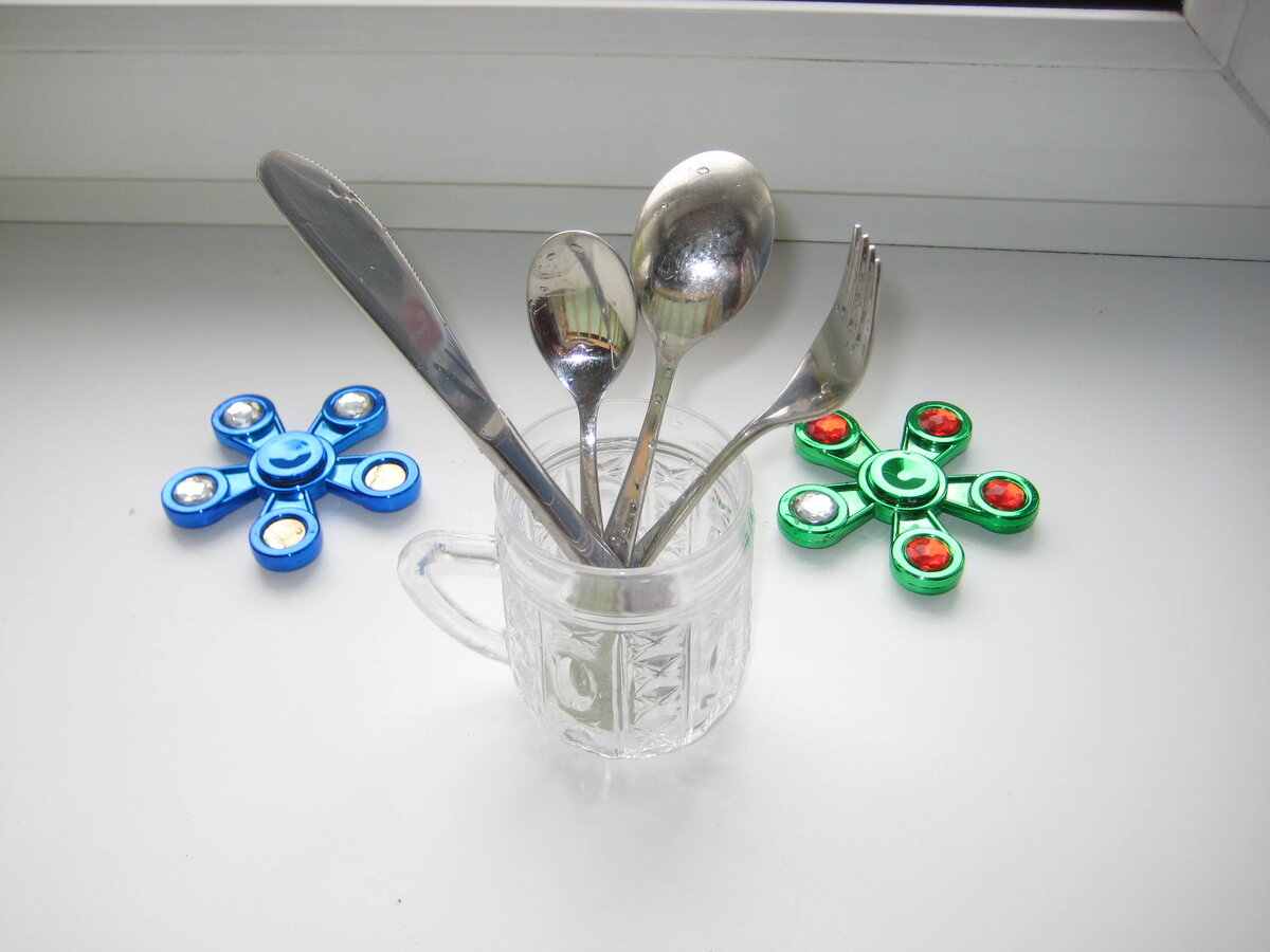 Приходилось долго оттирать ложки и вилки - особенно, если на них были объёмные рисунки...