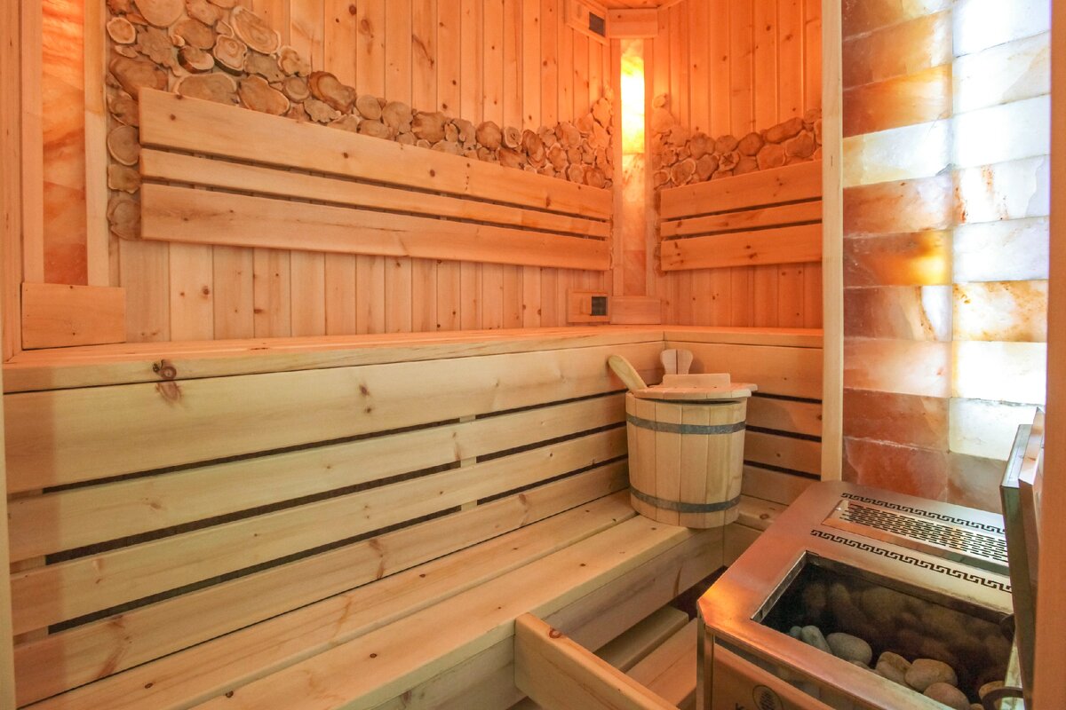 Баня из царского кедра с применением гималайской соли в качестве светильников.