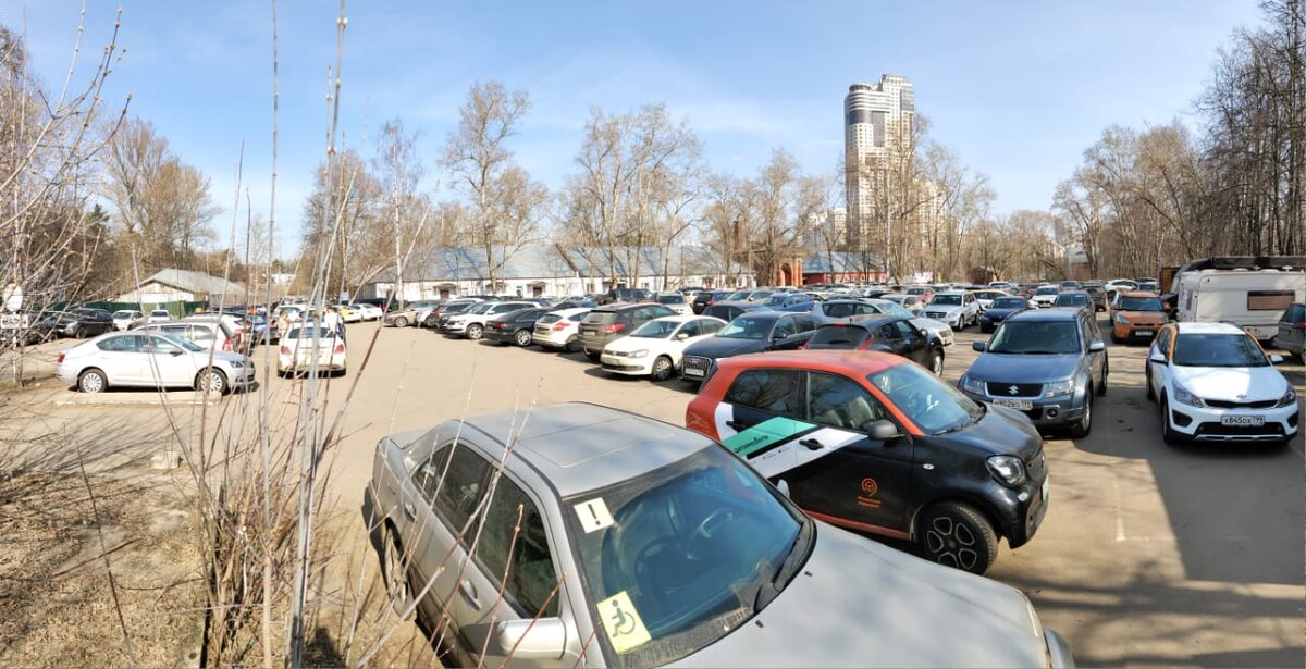 Парковка у заповедника "Серебряный бор" 28.03.20. Все парковочные места заняты.