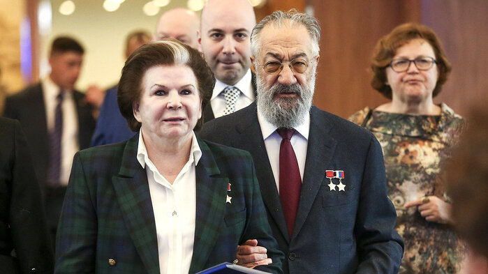 -Не бойтесь мы вас доведем до... и поддерживая тащим.