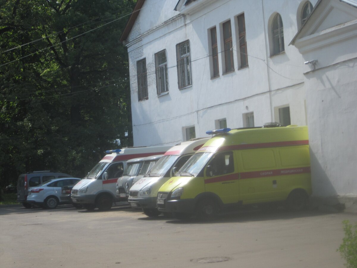 Территория городской больницы // Служебный транспорт (фото автора) 