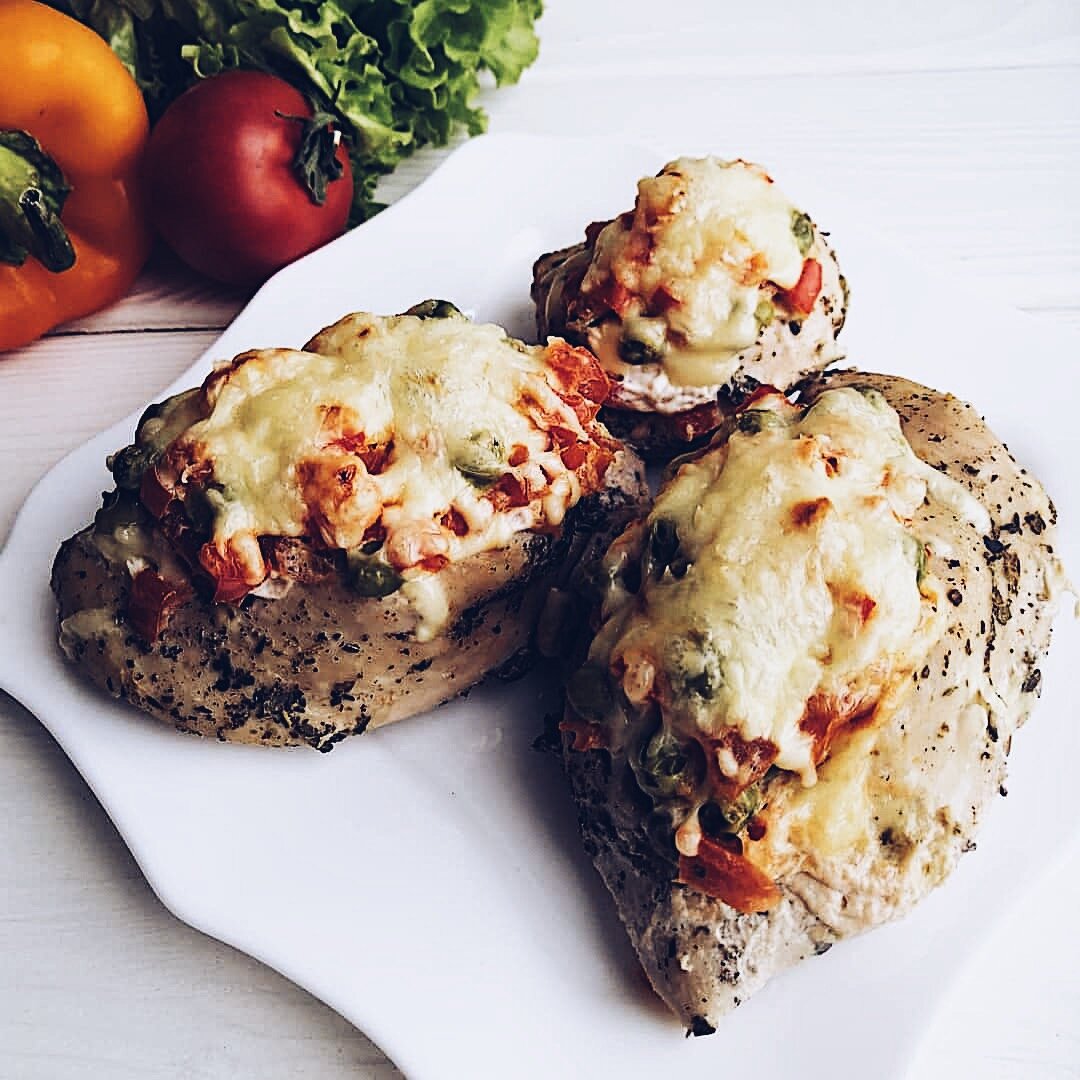 Грудка фаршированная перцем. Куриные кармашки с овощами. Куриные кармашки с начинкой. Кармашки куриные фаршированные. Куриные кармашки с сыром.