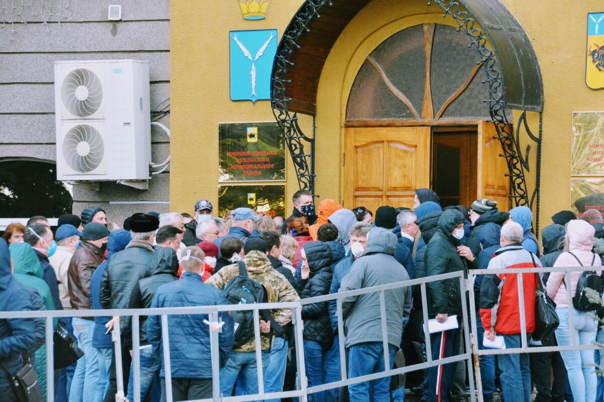 Скандал в очереди. Очередь за пропусками. Саратов очередь. Люди в очереди Саратов.