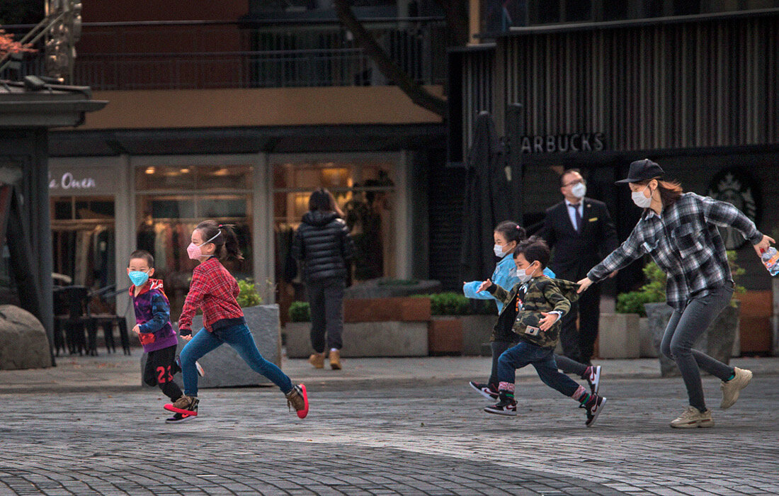 Всей семьей выходят на улицу