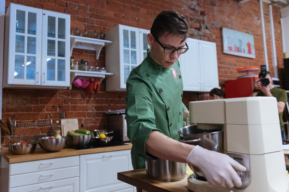 Миксер из сегодняшний подборки во время мастер-класса. Фото — Антон Белицкий