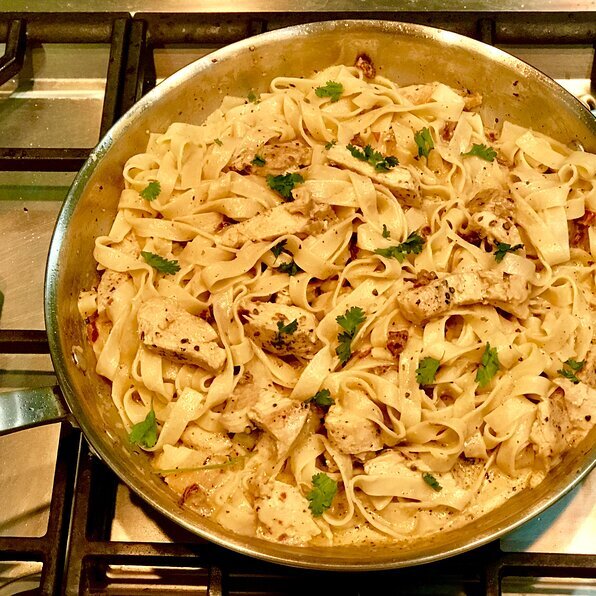 Вкусная паста и куриное блюдо с чесноком, высушенными на солнце томатами и свежим базиликом. Используйте сухие пакетированные вяленые помидоры вместо помидоров, упакованных в оливковом масле. Соус можно хранить в холодильнике в течение одного дня; снова нагреться на слабом огне. Попробуйте это с некоторым хрустящим хлебом при желании.