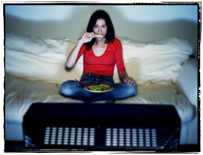 Как можно кушать на кухне, если по телику интересное кино