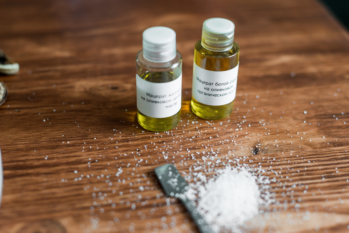 Соль можно брать обычную, а можно морскую. Если кристаллы крупные - измельчите их в ступке.