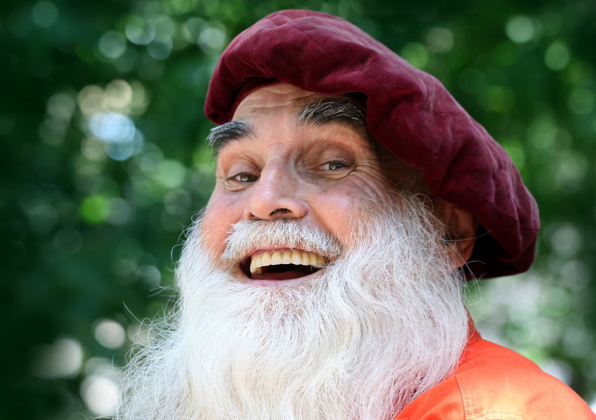 улыбка старика. гарольд. счастливые старики. улыбающийся дед гарольд. старческое лицо.