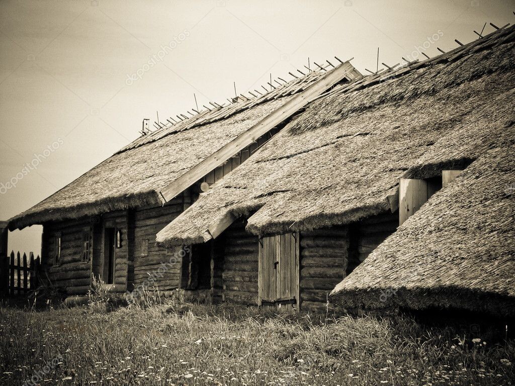 Деревянные избы с соломенной крышей