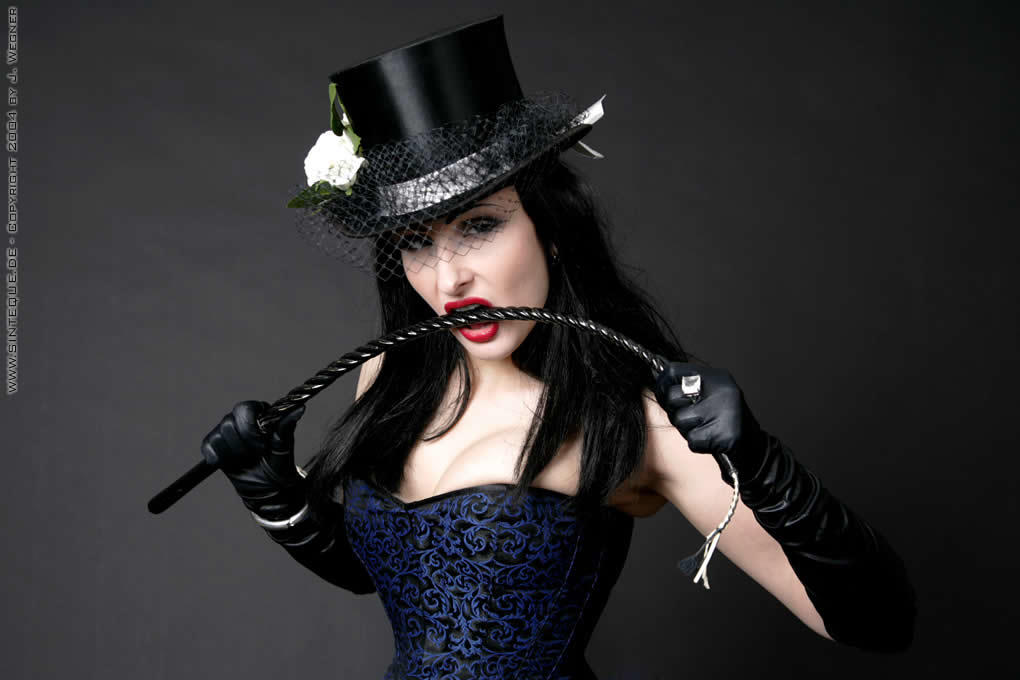 Садистка видео. Женщина марионетка. Женщина с хлыстом. Фотосессия марионетка. Девушка с плетью.