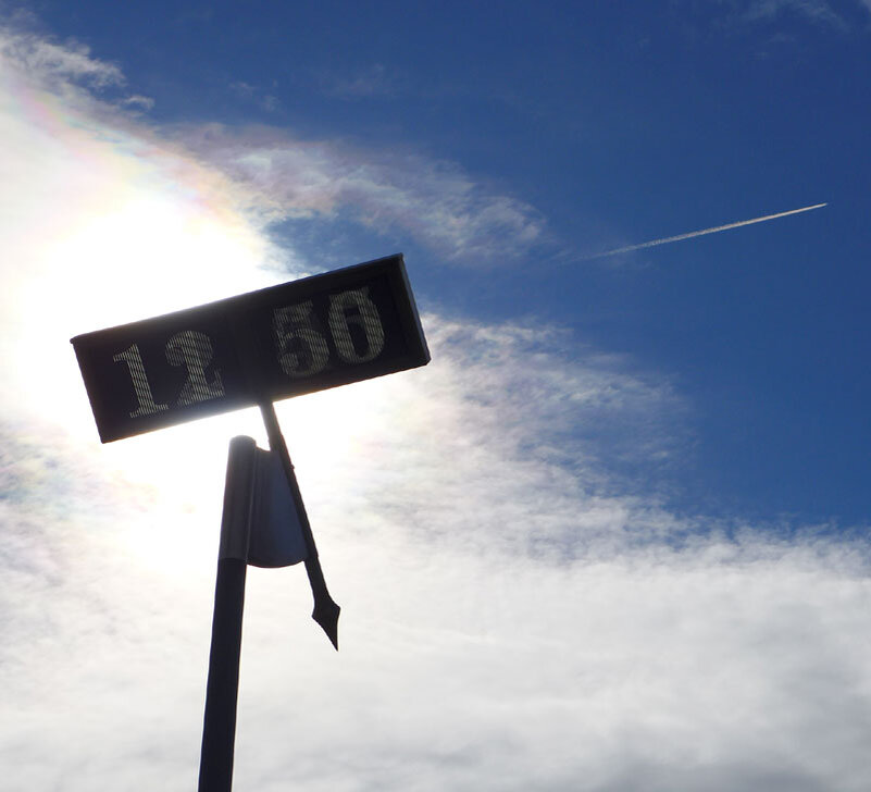 "Цифровые" солнечные часы в парке солнечных часов (г. Генк, Бельгия)