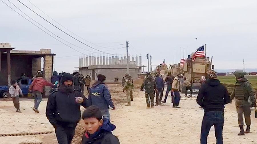 Местные жители  разворачивают обратно американский конвой в провинции Хасака.                  Фото взято из доступных источников в Интернете.