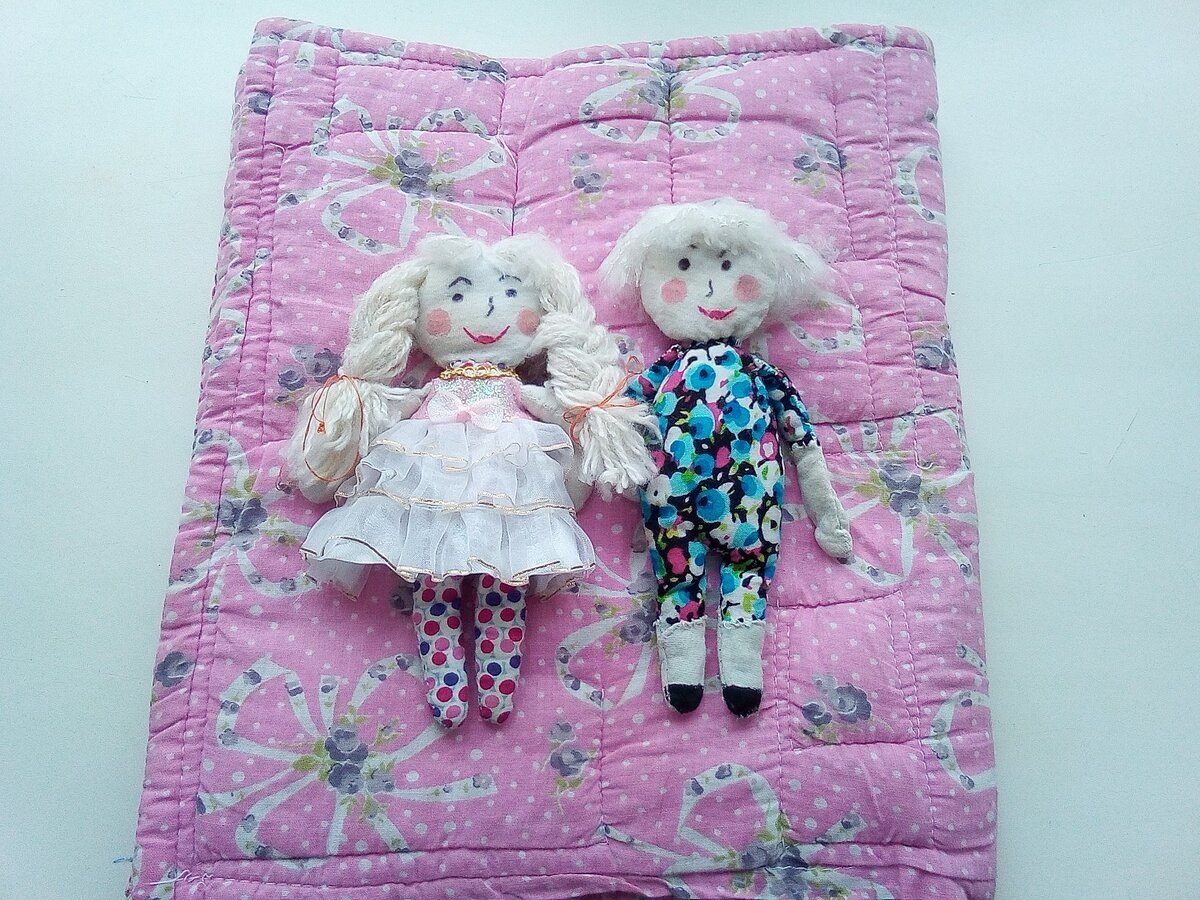 Куколки мальчик и девочка на домике.